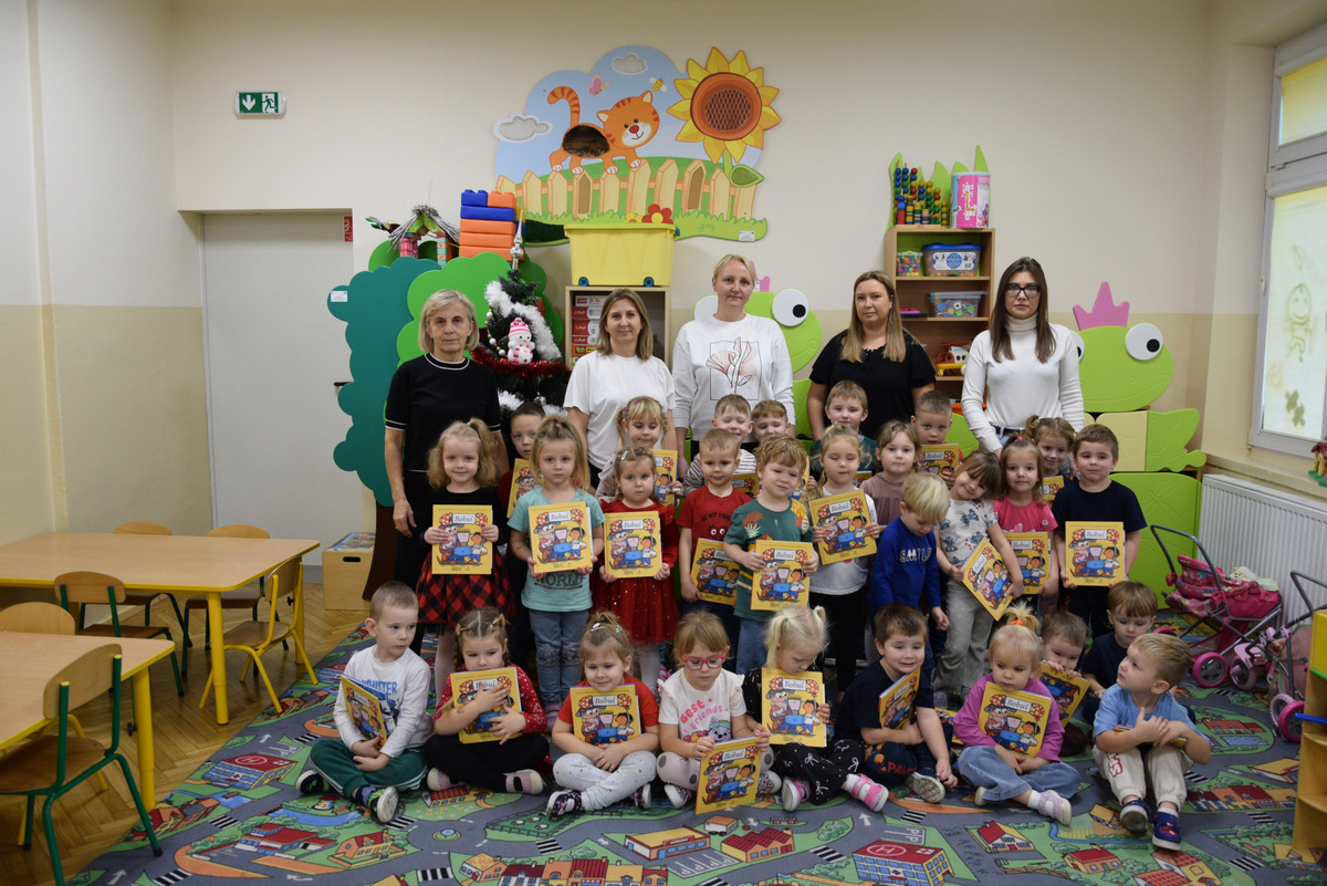 Pamiątkowe zdjęcie bibliotekarek z przedszkolakami
