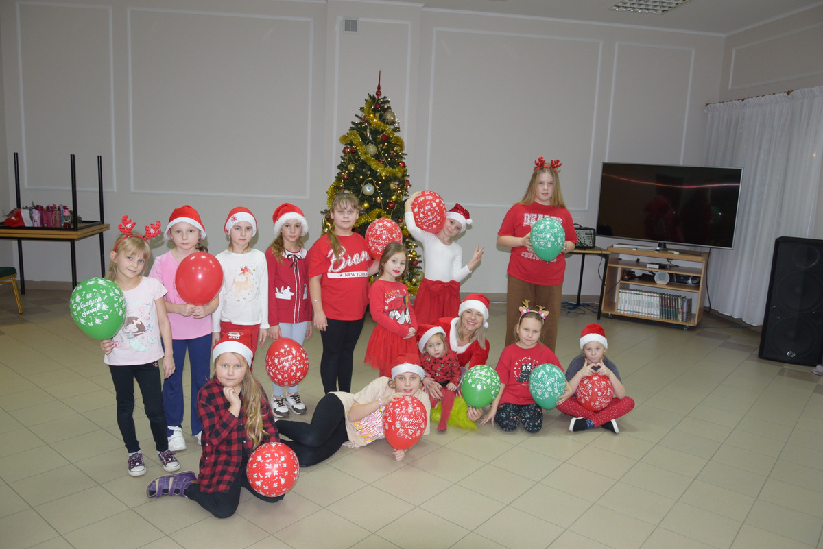 Dzieci w mikołajkowych strojach podczas zajęć zumby