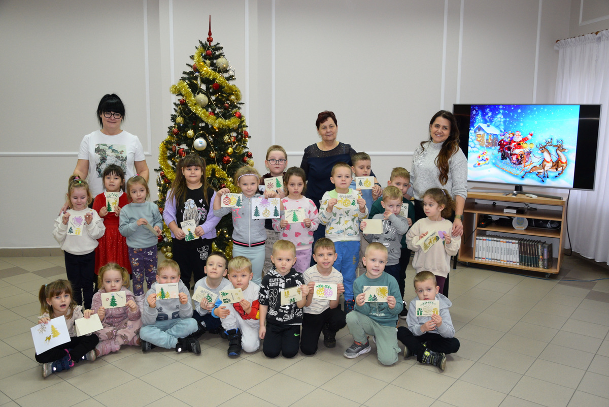 Pamiątkowe zdjęcie z wizyty w bibliotece