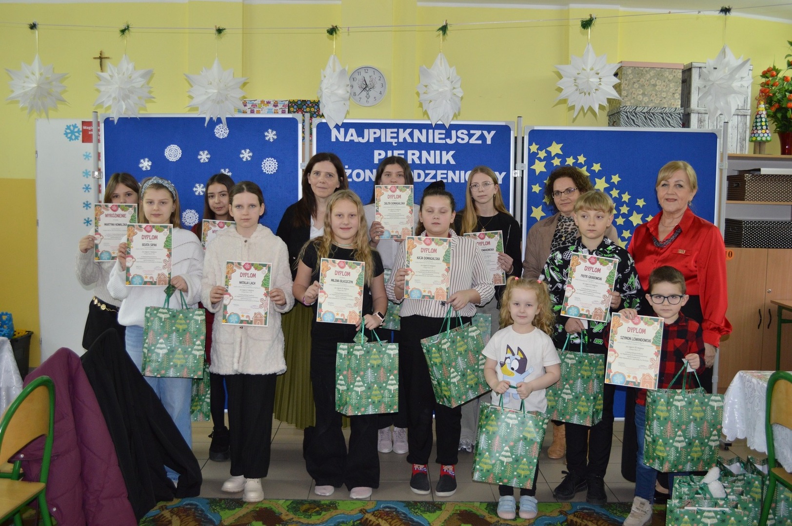 Na zdjęciu dzieci – laureaci konkursu na najpiękniejszy piernik bożonarodzeniowy wraz z organizatorami i dyrekcją szkoły.