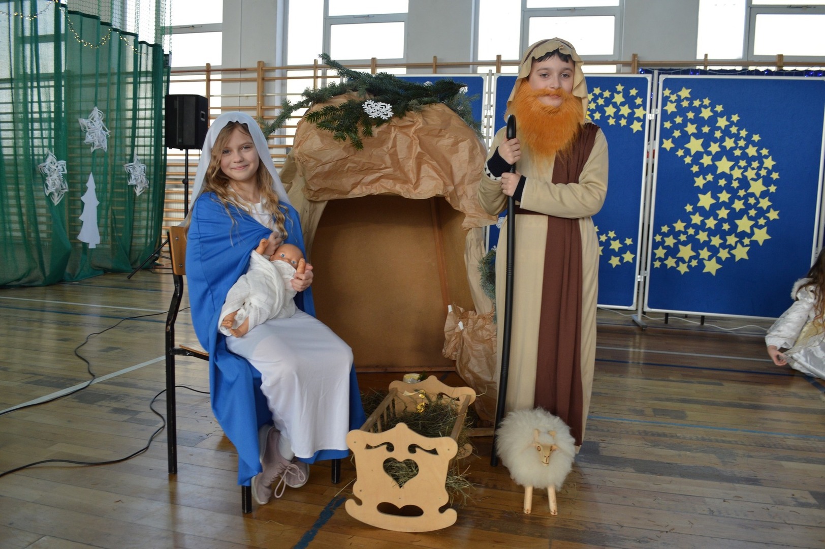 Dziewczynka i chłopiec przebrani za Maryję i Józefa, na niebiesko i brązowo.