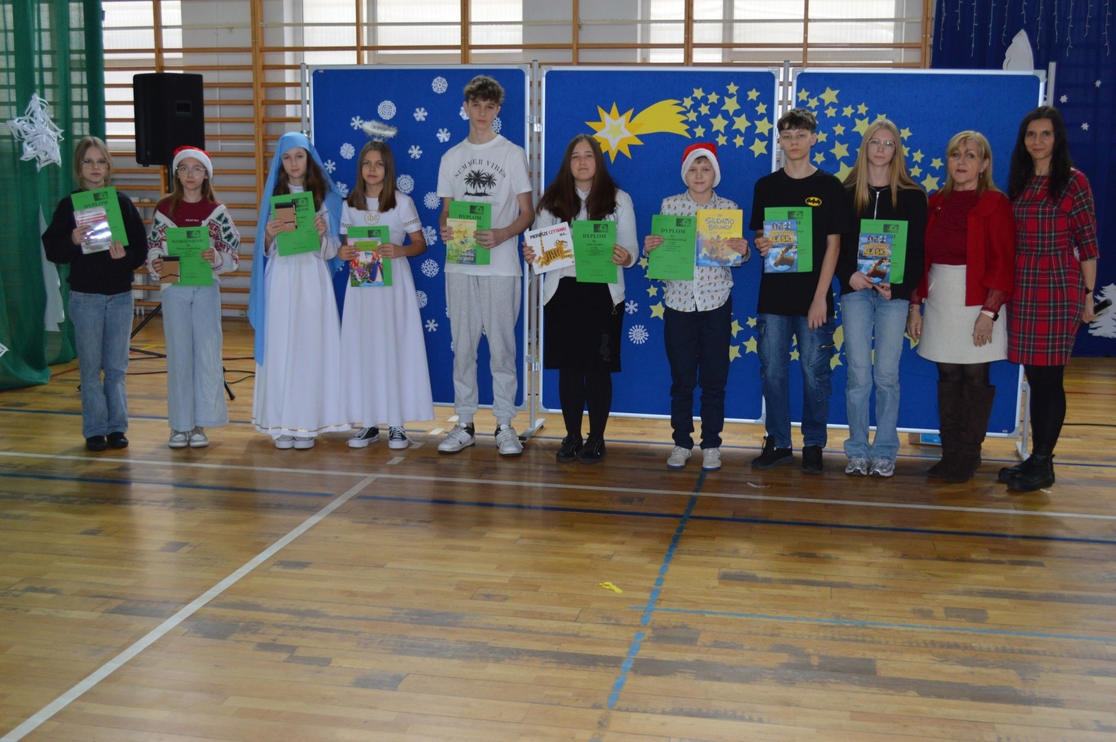 Na zdjęciu widoczni laureaci konkursu czytelniczego. Wszyscy stoją, trzymają dyplomy i nagrody.