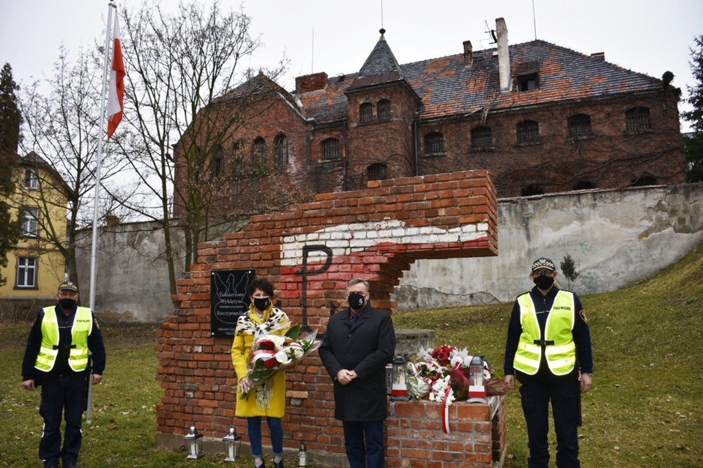 Pani Burmistrz i Wiceburmistrz pod pomnikiem Żołnierzy Wyklętych