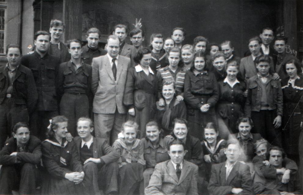 Klasa IX wraz z nauczycielami Panią Sadownik i Panem Kuczyńskim 1950 r.