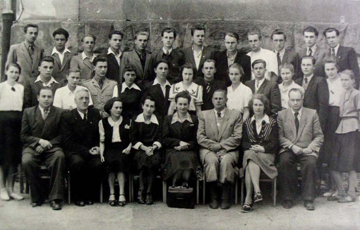 Pierwsi absolwenci Liceum Ogólnokształcącego z 1951, z lewej Pani Profesor Zofia Staszkiewicz-Sadownik
