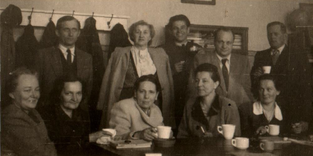 Pokój nauczycielski w 1950 - pierwsza od prawej to Zofia Sadownik
