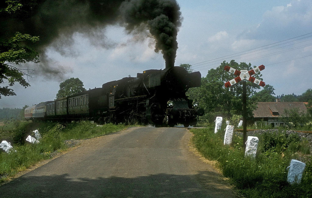 Przejazd kolejowy w Olesznie Podgórskiej, na lokalnej drodze łączącej Lubomierz z Uboczem - 7 czerwca1981 r., 
źródło: bazakolejowa.pl, fot. Werner & Hansjörg Brutzer 