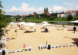 Zdjęcie przedstawia plażę miejską.