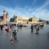 Zdjęcie przedstawia ludzi spacerujących po rynku.