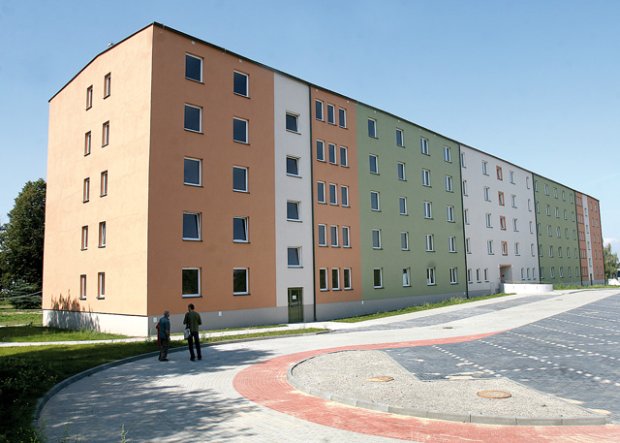 Zdjęcie przedstawia budynek bloku mieszkalnego. (link otworzy duże zdjęcie)