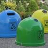 Zdjęcie przedstawia trzy kontenery na papier, szkło oraz plastik.