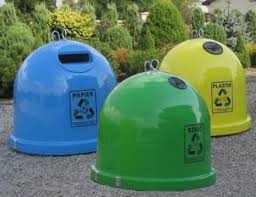 Zdjęcie przedstawia trzy kontenery na papier, szkło oraz plastik. (link otworzy duże zdjęcie)