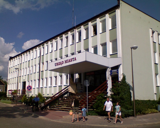 Zdjęcie przedstawia budynek Urzędu Miasta. (link otworzy duże zdjęcie)