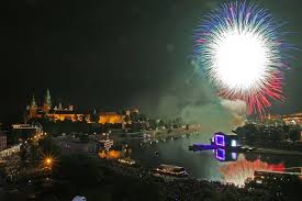 Zdjęcie przedstawia miasto nocą oraz fajerwerki nad nim.