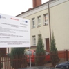 Tablica przy budynku Urzędu Gminy w Strzegowie