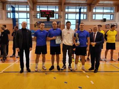 Zdjęcie drużyny z przedstawicielami