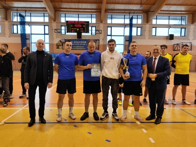 Zdjęcie drużyny z przedstawicielami