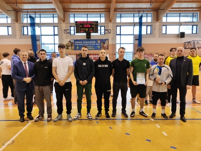 Zdjęcie drużyny z przedstawicielami