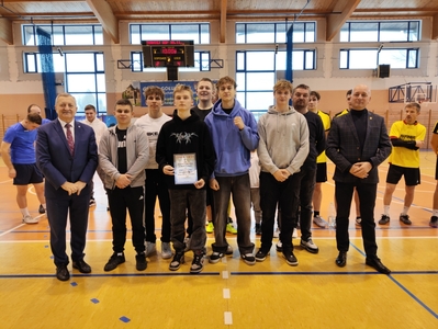 Zdjęcie drużyny z przedstawicielami