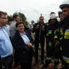 Pani Premier Beata Szydło podczas wizyty w Małej Kloni rozmawia ze strażakami z OSP Pruszcz. Sierpień