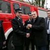 Wojewoda Kujawsko - Pomorski Pan Mikołaj Bogdanowicz wręcza kluczyki strażakom z OSP Pruszcz. Listopad