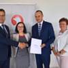 Na zdjęciu od lewej strony: Ireneusz Kucharski Wójt Gminy Gostycyn, Karolina Kucharska Naczelnik w Depa
