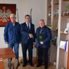 Na zdjęciu od lewej: Marek Szweda - Koordynator Sportu, Ireneusz Kucharski - wójt, Janusz Zacniewski Pr