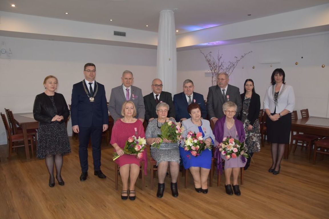 https://cms-v1-files.idcom-jst.pl/sites/359/wiadomosci/167391/fotos/orign/jubilaci_a.jpg