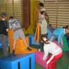 Zajęcia sportowe dla najmłodszych - tworzenie toru przeszkód