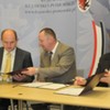 Podpisanie umowy na rekultywację wysypiska śmieci w Gostycynie.
Od lewej: Piotr Całbecki - Marszałek