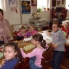 Dzieci wykonują żółwie z wytłaczanek po jajkach