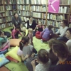 Najmłodsi czytelnicy biblioteki wraz z rodzicami i opiekunami podczas wspólnej zabawy.