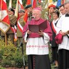Poświęcenia pomnika dokonał ks. arcybiskup Stanisław Nowak.