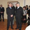 Rozmowy kuluarowe - burmistrz Kamieńska Grzegorz Turlejski z radnym powiatu piotrkowskiego Krzysztofem M