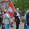 Przemarsz uczestników uroczystości przed pomnik Tadeusza Kościuszki.