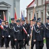 Przemarsz uczestników uroczystości przed pomnik Tadeusza Kościuszki.