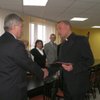 Burmistrz Kamieńska Grzegorz Turlejski wręcza akt nadania 
stopnia nauczyciela mianowanego ks. Adamowi.