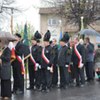 Zbiórka uczestników i pocztów sztandarowych na parkingu przed Urzędem Miejskim w Kamieńsku
