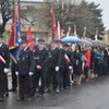 Zbiórka uczestników i pocztów sztandarowych na parkingu przed Urzędem Miejskim w Kamieńsku