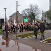 Kwiaty pod pomnikiem Tadeusza Kościuszki składa Burmistrz Kamieńska oraz Przewodniczący Rady Miejskie