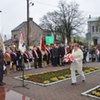 Kwiaty pod pomnikiem Tadeusza Kościuszki składa Wiceprzewodnicząca Rady Powiatu Radomszczańskiego