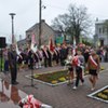 Kwiaty pod pomnikiem Tadeusza Kościuszki składa młodzież szkolna.