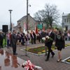 Kwiaty pod pomnikiem Tadeusza Kościuszki składa młodzież szkolna