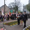Kwiaty pod pomnikiem Tadeusza Kościuszki składają druhowie Strażacy z Ochotniczej Straży Pożarnej z