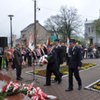 Kwiaty pod pomnikiem Tadeusza Kościuszki składają druhowie Strażacy z Ochotniczej Straży Pożarnej w