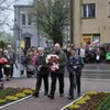 Kwiaty pod pomnikiem Tadeusza Kościuszki składa wspólnota gruntowo-leśna.