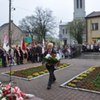 Kwiaty pod pomnikiem Tadeusza Kościuszki składa Ludowy Zespół Sportowy ŚWIT Kamieńsk
