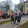 Kwiaty pod pomnikiem Tadeusza Kościuszki składa Stowarzyszenie Emerytów i Rencistów