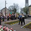 Kwiaty pod pomnikiem Tadeusza Kościuszki składa Stowarzyszenie Przyjaciół Miasta Kamieńsk