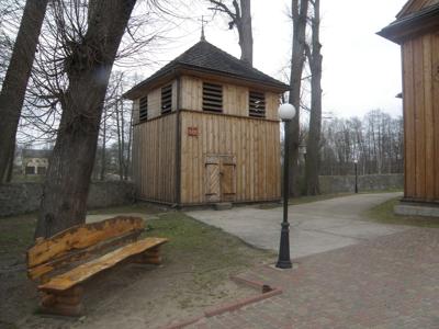 Dzwonnica przy kościele parafialnym pw. Wszystkich Świętych w Kołacinku